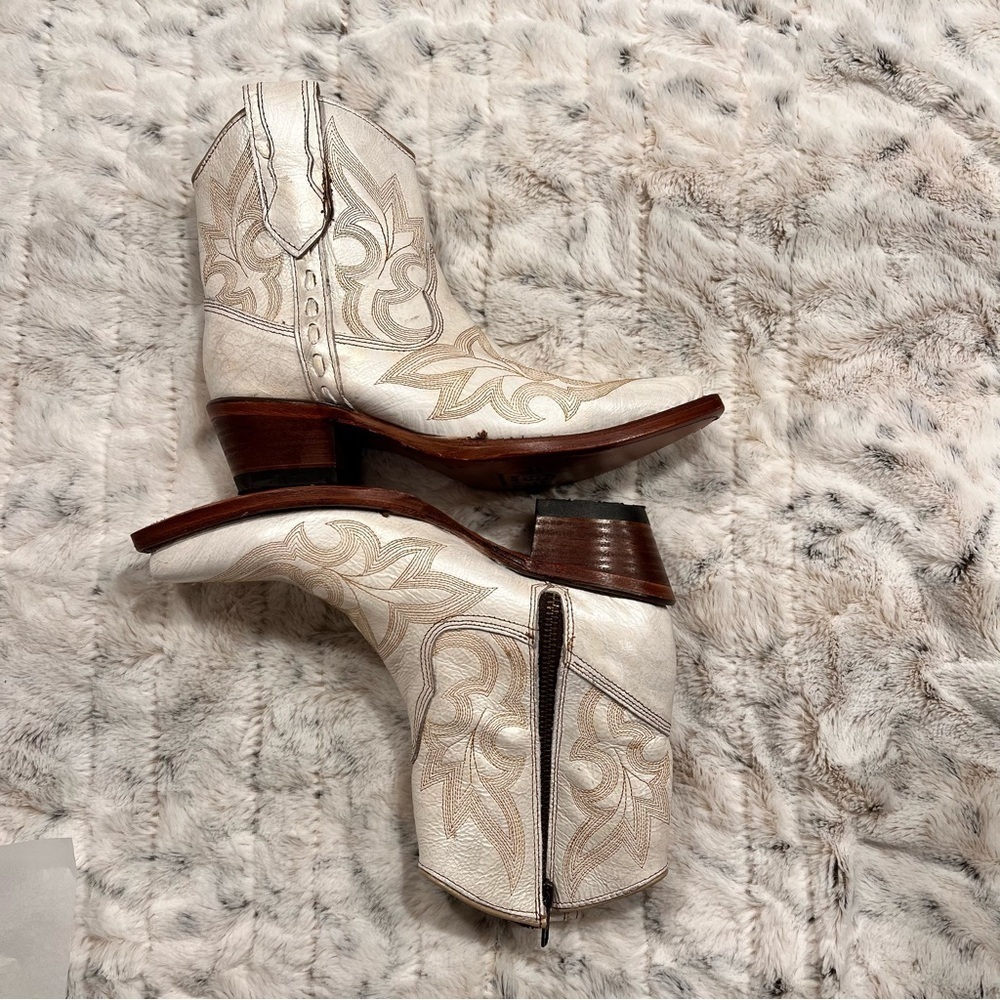 NWOB Circle G Pearl Embroidered Western Ankle Booties Sz-5.5 - Picture 3 of 9